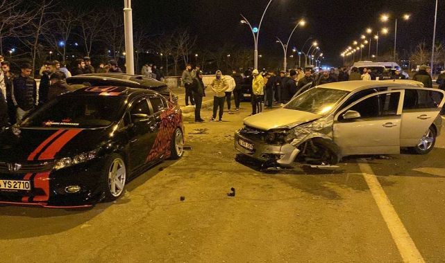 Birbiriyle yarışan 2 otomobil dehşet saçtı