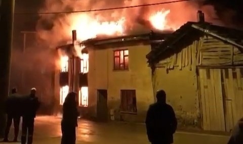 Bursa'da 2 katlı ev alev alev yandı