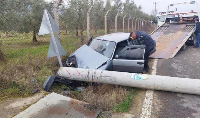 Bursa'da araç, elektrik direğini devirdi