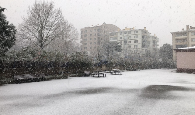 Bursa'da beklenen kar yağış başladı!