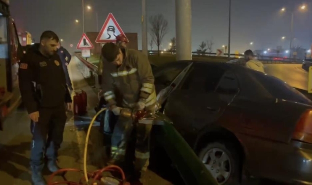 Bursa'da kontrolden çıkan araç bariyerlere saplandı