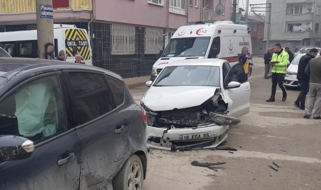 Bursa'da otomobillerin kazası kamerada; 3 yaralı