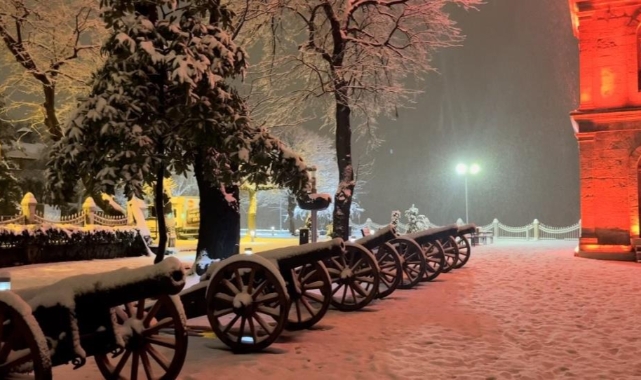 Bursa'da şiddetli kar yağışı, kenti beyaza bürüdü