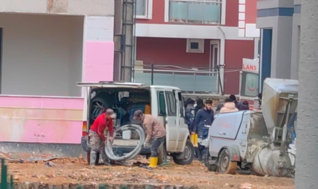 Bursa'da site inşaatından kardeşinin üzerine düştü!