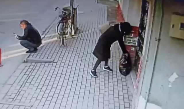 Bursa'da yardım görevlisinin çantasını çaldı