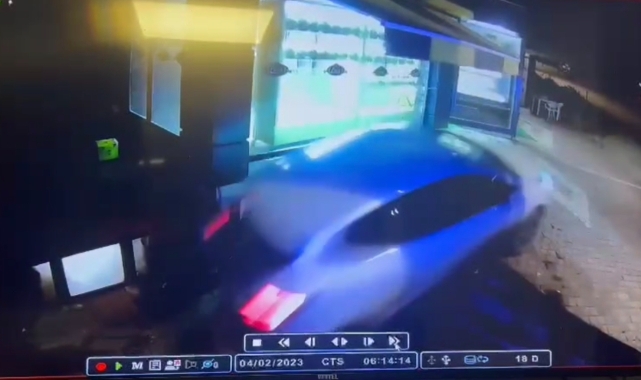 Bursa'da yokuş çıkarken kayan otomobil boşluğa düştü