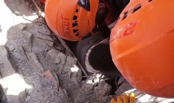 Bursa'dan katılan ekip, 203 saat sonra 2 kişiyi sağ kurtardı!