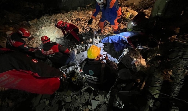 Bursa ekibi aynı aileden 3 kişi enkazdan sağ çıkarttı