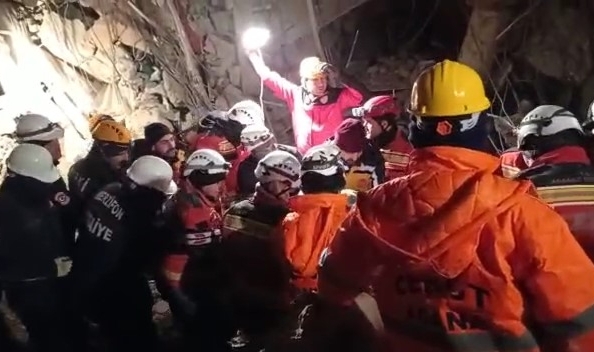 Bursa ekibi bir genci enkazdan kurtardı