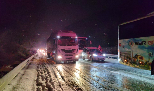 Bursa'da tırların kaydığı yollar trafiğe açıldı