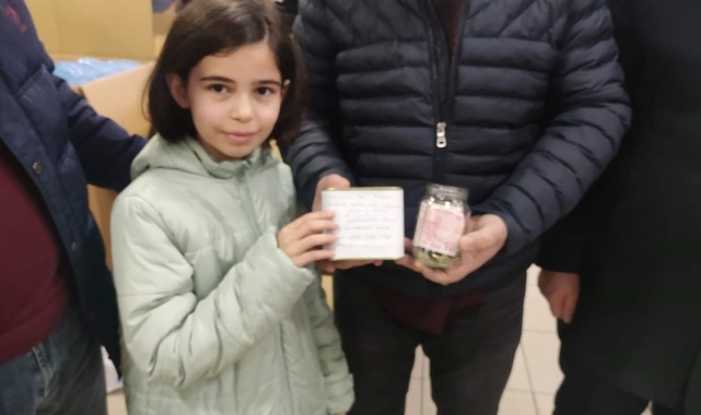 Bursalı minik Nisanur kumbarasını bağışladı