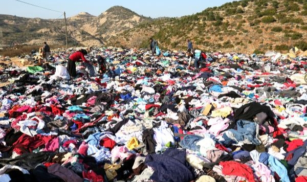Büyük ayıp: Depremzedelere giden kıyafetleri yol kenarına attılar