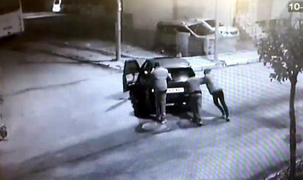 Çalıştıramadıkları otomobili iterek çaldılar