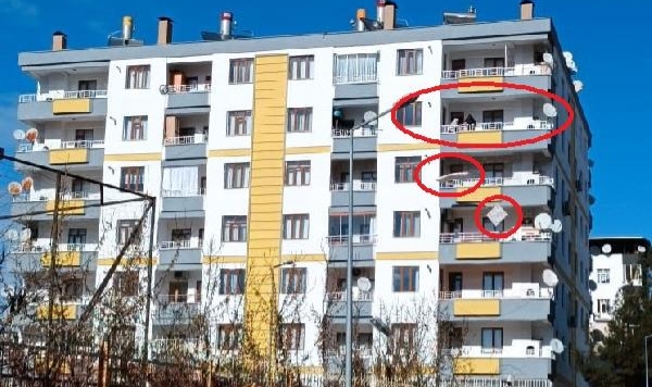 Canını hiçe saydı! Hasarlı binaya girip, eşyalarını kurtarmaya çalıştı