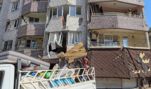 Canlarını hiçe sayıp hasarlı binalardaki eşyalarını alıyorlar