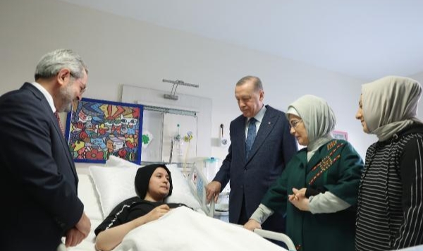 Cumhurbaşkanı Erdoğan, Aleyna'yı hastanede ziyaret etti