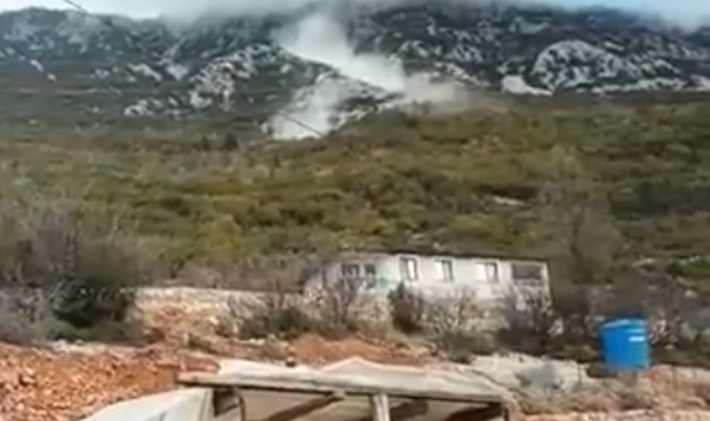 Dağdan kopup yuvarlanan kayalar korkuttu