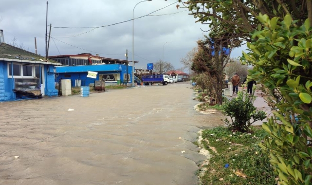 Dalgalar karaya vurdu: İş yerleri zarar gördü, yollar çöktü
