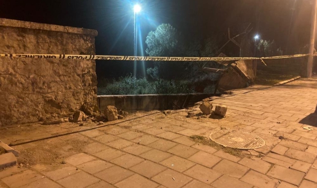 Demir bariyerleri aşarak dereye uçtular