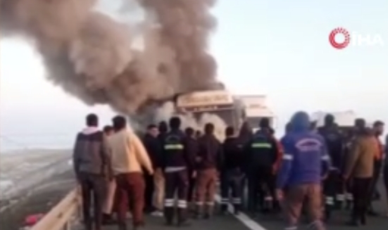 Deprem bölgesine vinç taşıyan TIR alev alev yandı