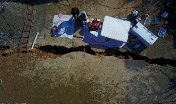 Deprem köyü ortadan ikiye böldü!