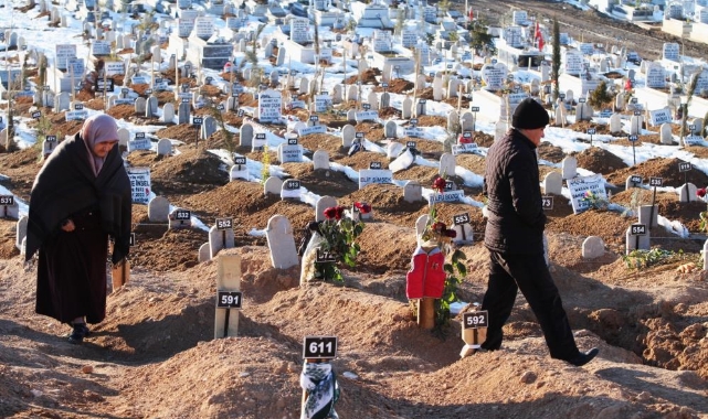 Deprem mezarlığında yürek yakan manzaralar