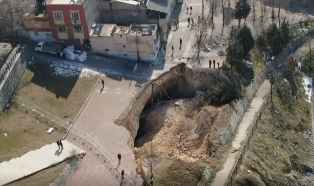 Deprem sonrası Gaziantep'te dev obruk oluştu