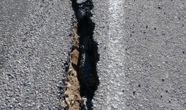 Deprem sonrası Malatya'da çatlaklar oluştu
