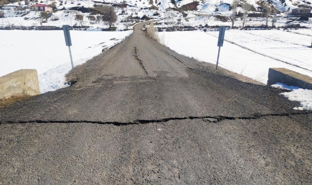 Deprem sonrası oluşan obruk dere yatağını kuruttu