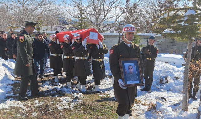 Depremde şehit düşen sözleşmeli er toprağa verildi