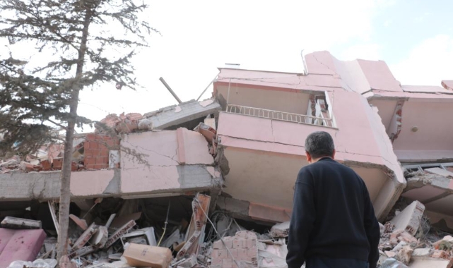 Depremde yıkılan evinden bir an olsun ayrılmıyor