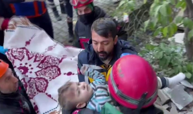 Depremden 79 saat sonra 2 yaşındaki Mehmet sağ kurtarıldı