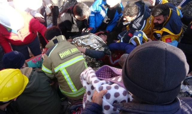 Depremin 4'üncü gününde anne kız enkazdan sağ kurtarıldı