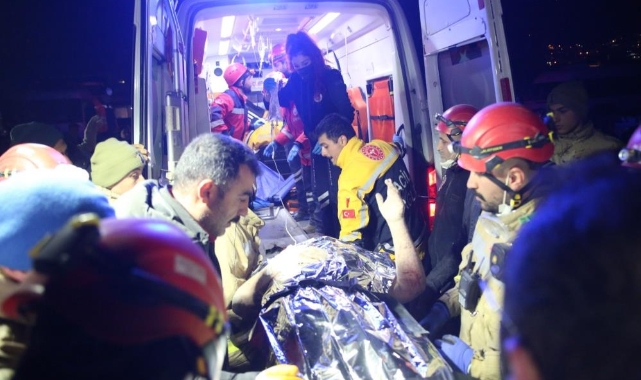 Depremin 6. gününde enkaz altından çıkarıldı, her soruya cevap verdi