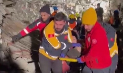 Depremin 71. saatinde baba ve kızı yaralı olarak kurtarıldı