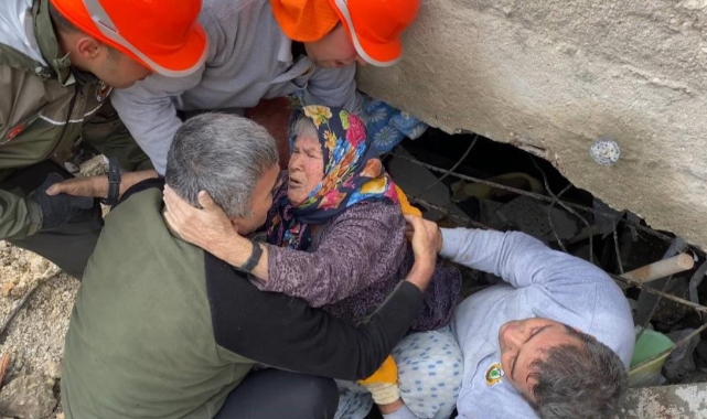 Depremin simge görüntüsü olmuştu: Ekibi ağlatan buluşma