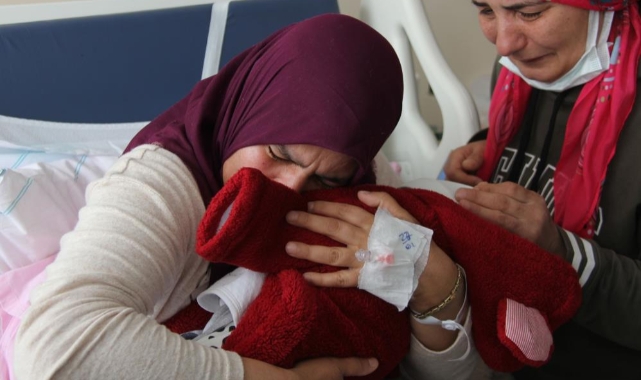 Depremzede anne, 2 aylık bebeğine 20 gün sonra kavuştu