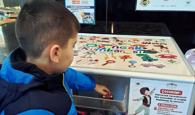 Depremzede çocuklar için oyuncak kumbarası