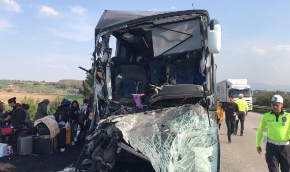 Depremzede öğrencileri taşıyan otobüs, kamyona çarptı: Ölü ve yaralılar var