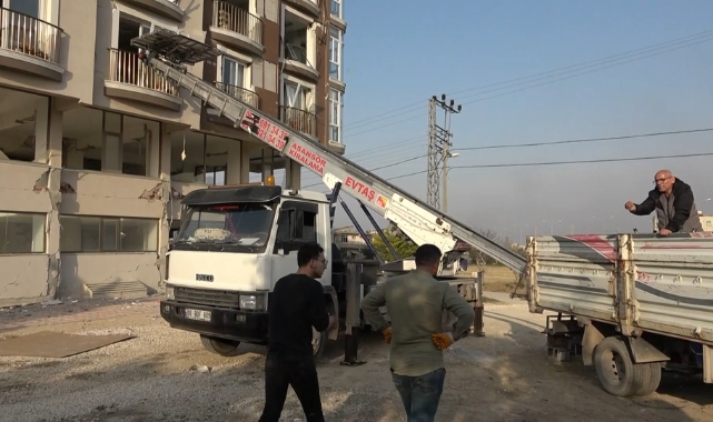 Depremzedeler canı pahasına eşyalarını tahliye etti