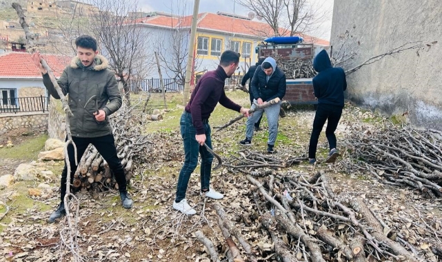 Depremzedeler için kışlık odunlarını gönderdiler