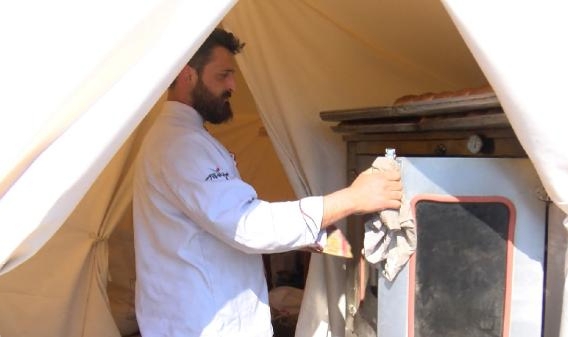 Depremzedeler için pastanesini çadıra taşıdı