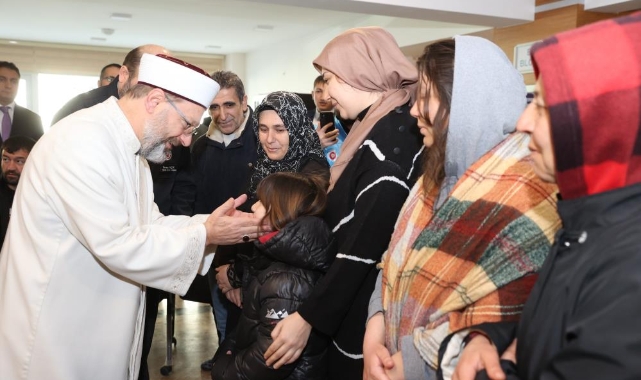 Diyanet İşleri Başkanı Erbaş, depremzedeleri ziyaret etti