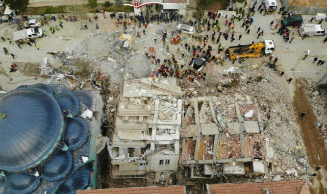 Ekiplerin enkaz altında kalan vatandaşları kurtarma çalışması