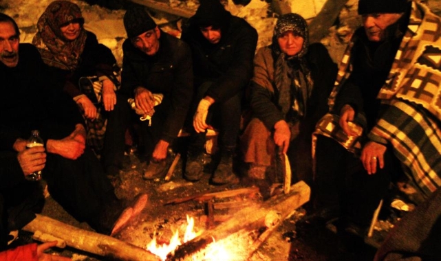 Eksi 9 derecede enkaz bölgesinde ateş başında bekliyorlar