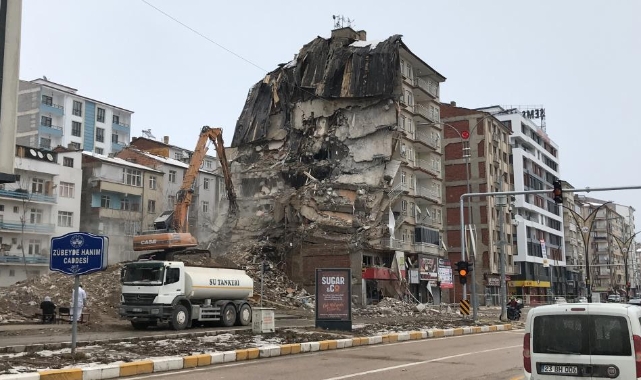 Elazığ’da ağır hasarlı binaların yıkımına başlandı