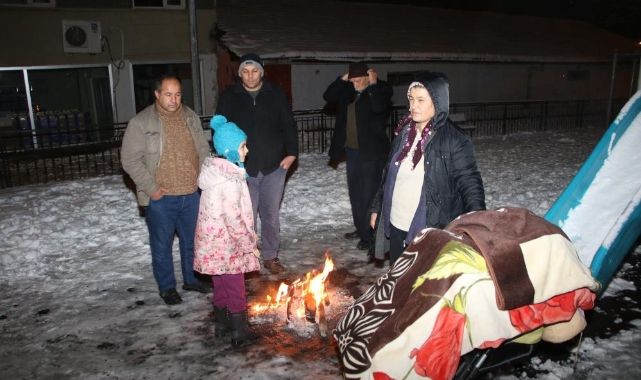 Elazığlılar geceyi dışarıda geçiriyor