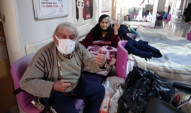 Elif teyze tespih çekerek kurtarılmayı bekledi