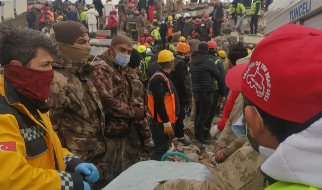 Emekli uzman çavuş 105'inci saatte enkazdan çıkartıldı