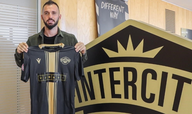 Emre Çolak, futbolu bıraktığını duyurdu